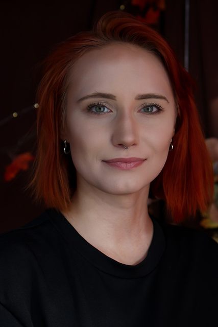 Portret rudowłosej kobiety w ciepłym świetle jesiennej scenerii