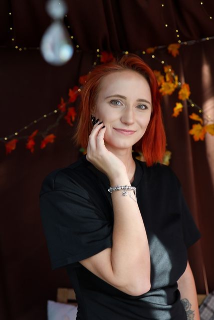 Kobieta wśród jesiennych liści i świetlnej girlandy