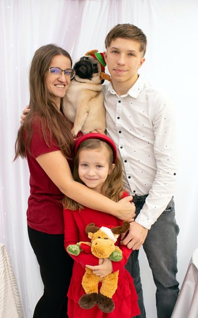 Mama z dwójką dzieci i mopsem w świątecznej scenerii