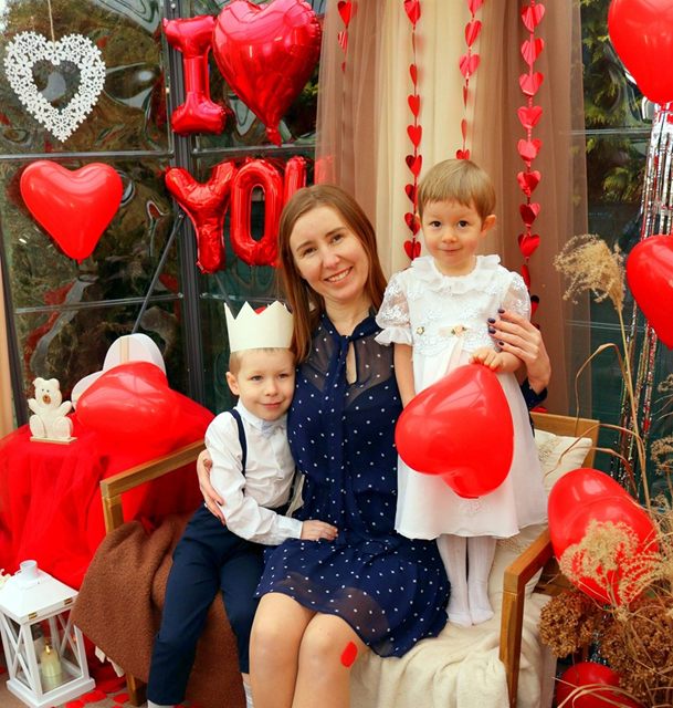 Mama z dwójką dzieci i dużym czerwonym sercem