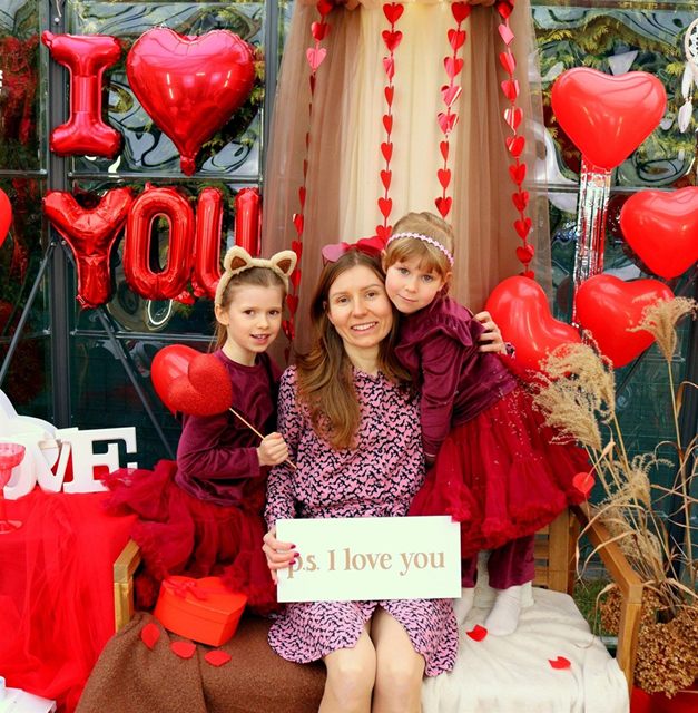 Mama z dwiema dziewczynkami i tabliczką „ps. I love you”