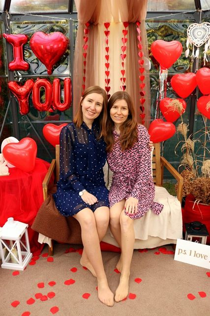 Dwie dziewczynki na tle napisu „I love you”